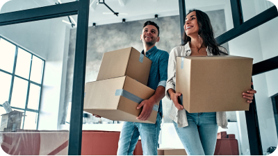 Un hombre y una mujer llevando cajas.