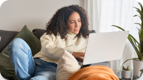 mujer mirando su computadora