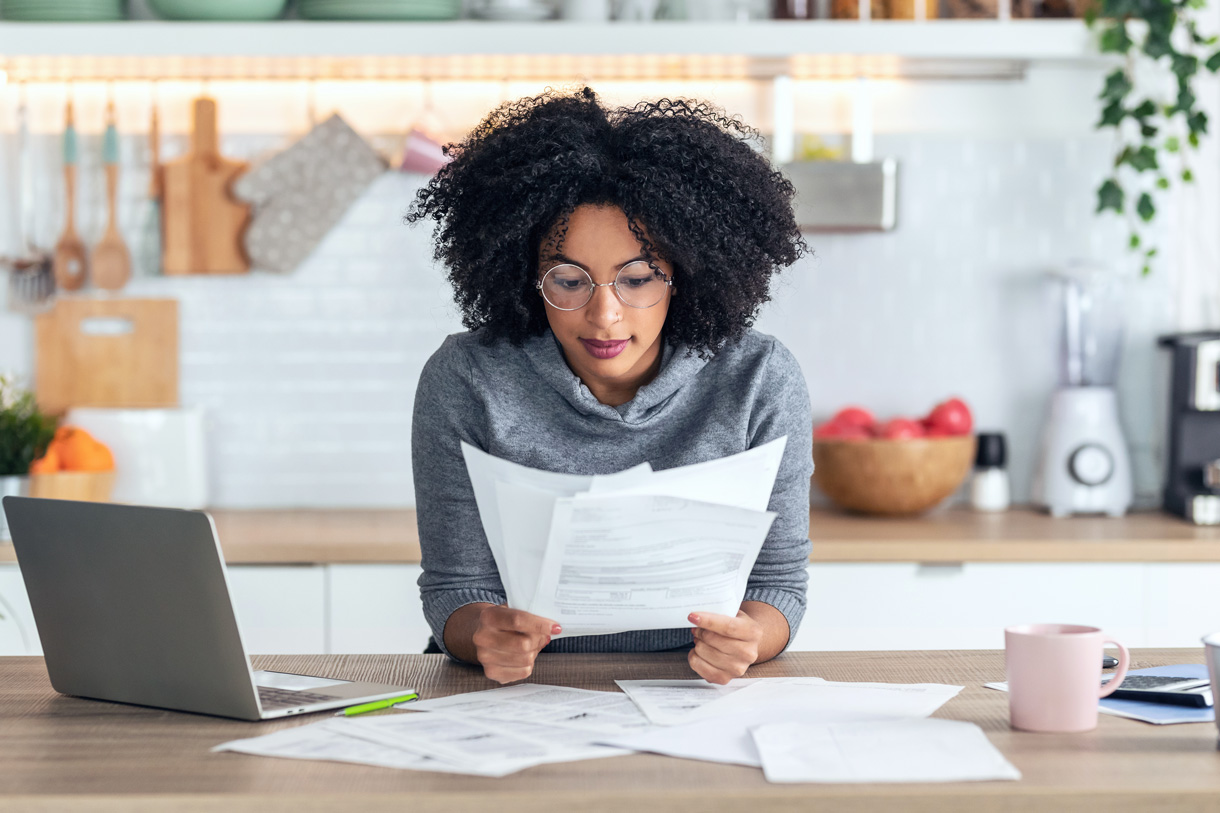 mujer-leyendo-en-oficina