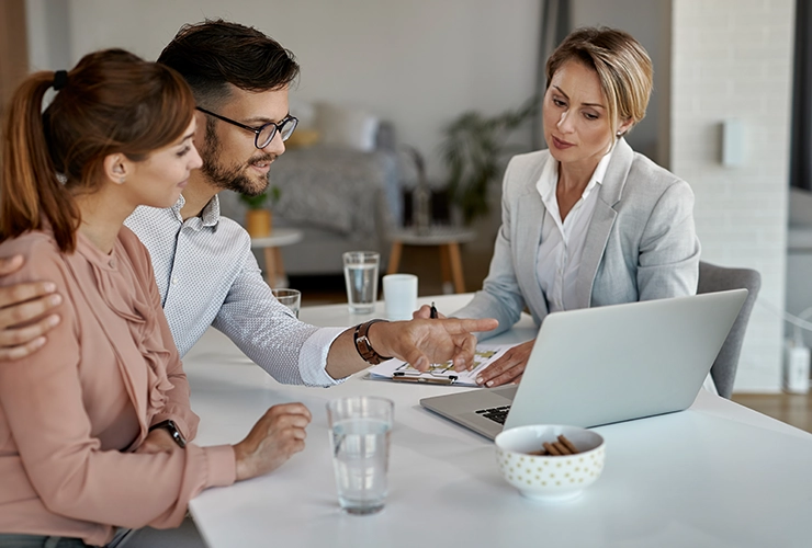 Personas negociando con asesor de Colsubsidio