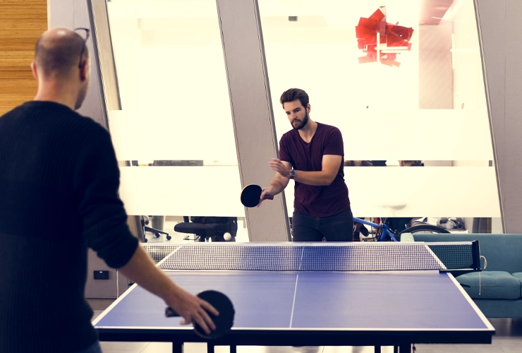 Personas jugando tenis de mesa