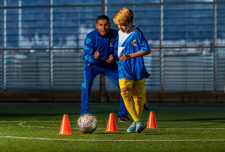 Niño entrenando futbol