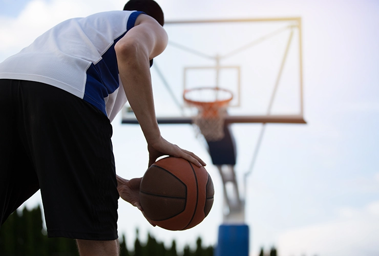 Persona jugando baloncesto