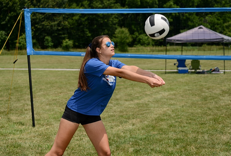 Persona jugando voleibol