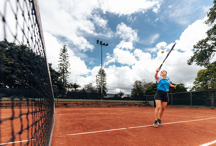 Personas jugando tenis