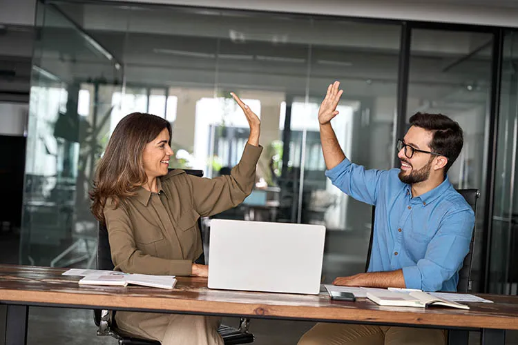 Personas celebrando en su trabajo