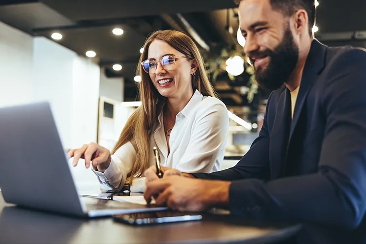 Personas trabajando frente a la computadora