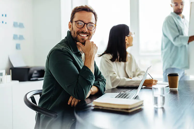 Trabajador sonriendo