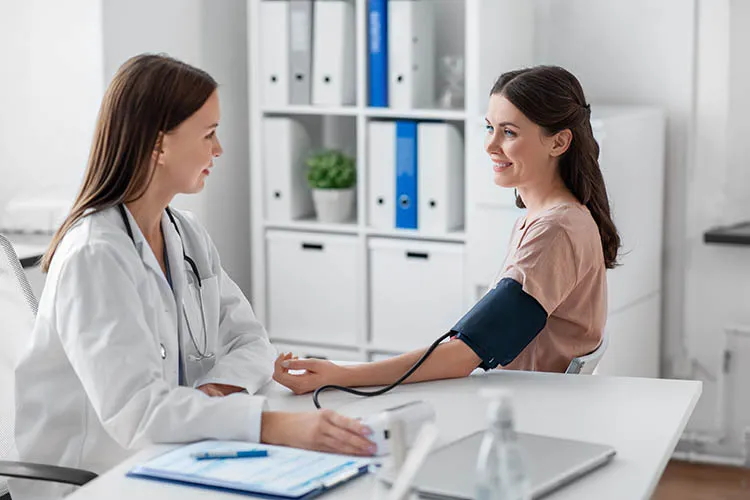 Mujer en chequeo medico