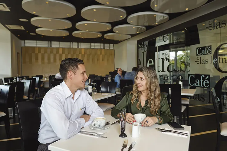 Pareja en el restaurante del Club El Cubo Colsubsidio