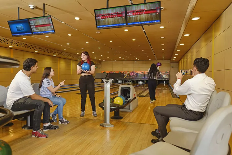 Personas jugando bolos en el Club El Cubo Colsubsidio