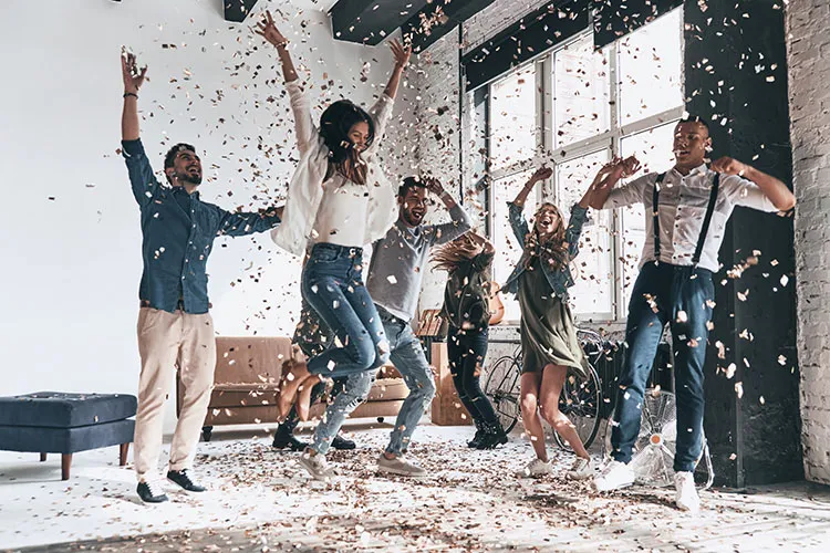 Personas celebrando en una fiesta