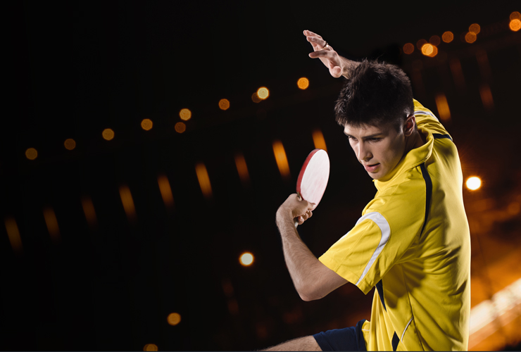 Persona jugando tenis de mesa