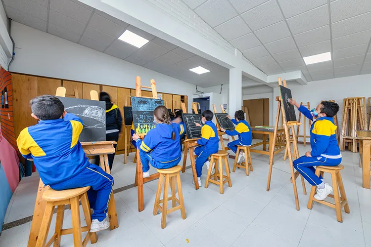 Niños en clase de dibujo