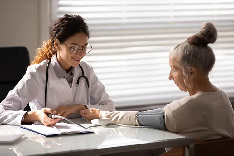 Mujer de la tercera edad en consulta medica