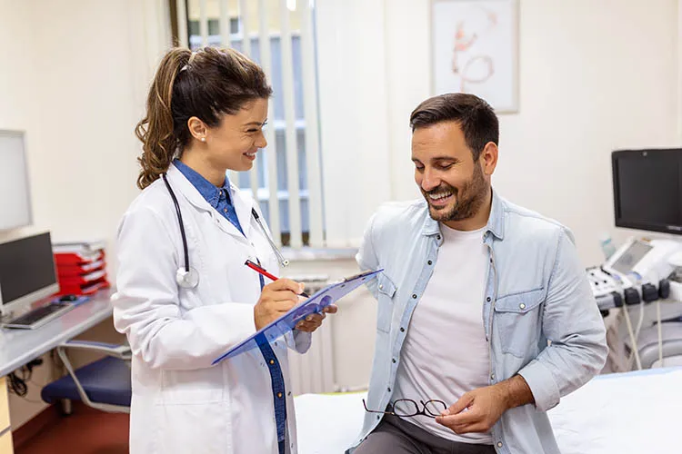 Hombre en consulta medica