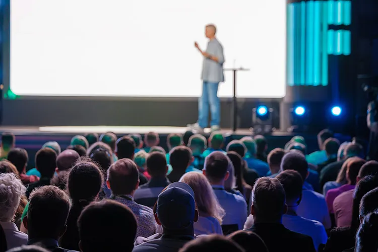 Personas en una conferencia