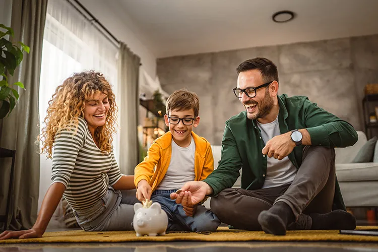 Familia feliz ahorrando