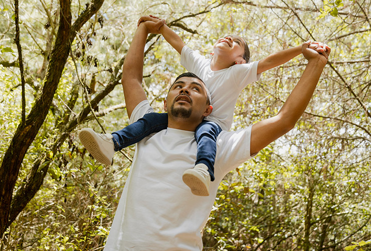 Hombre y niño haciendo actividades en el La Colina