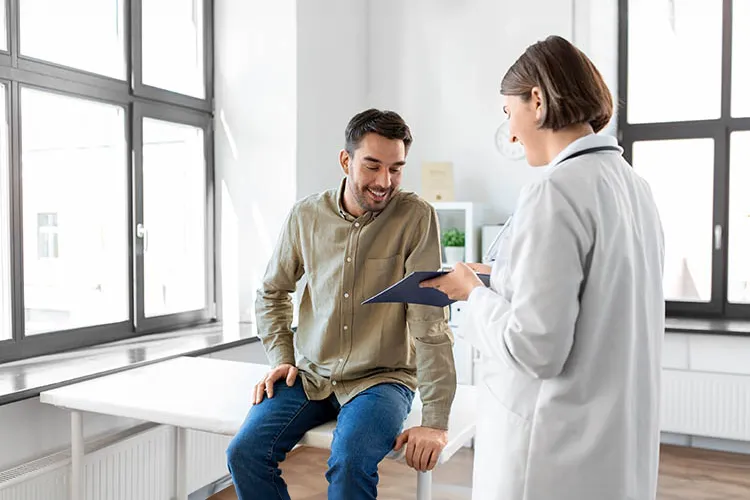 Hombre en consulta medica