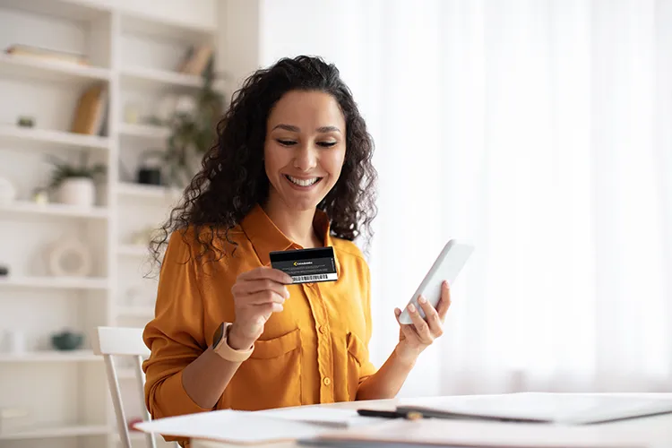 Mujer revisando su tarjeta de afiliación Colsubsidio