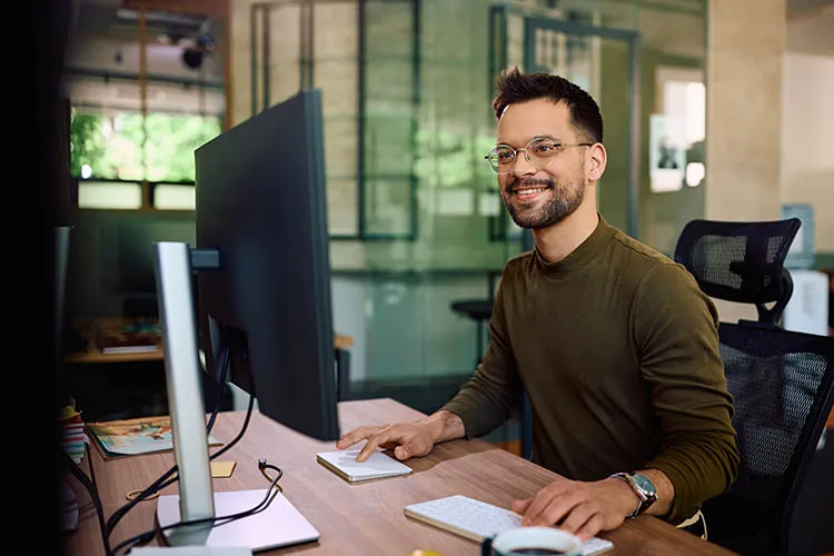 Hombre frente al computador