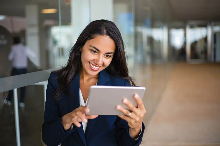 Trabajador de Colsubsidio en su tablet