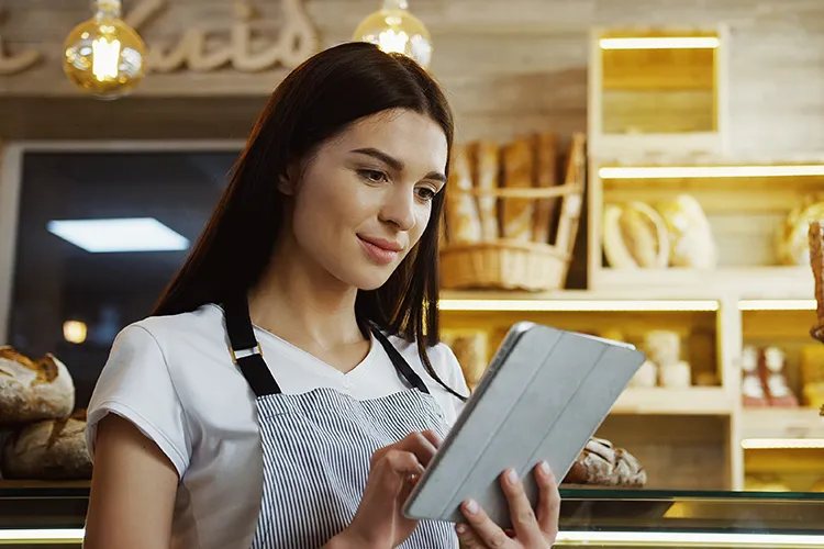 Mujer trabajadora revisando su tablet