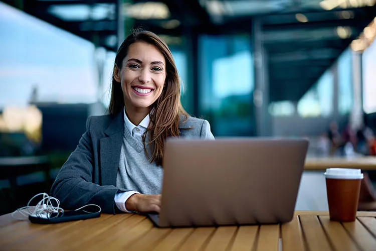 Mujer afiliando su empresa a Colsubsidio