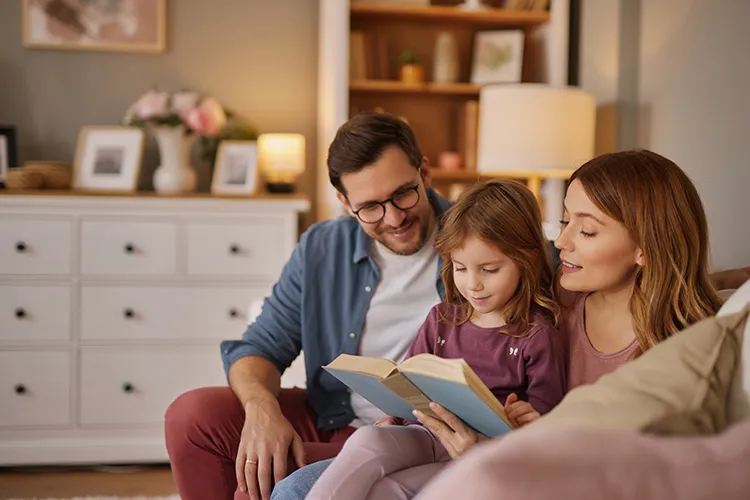 Familia reunida leyendo