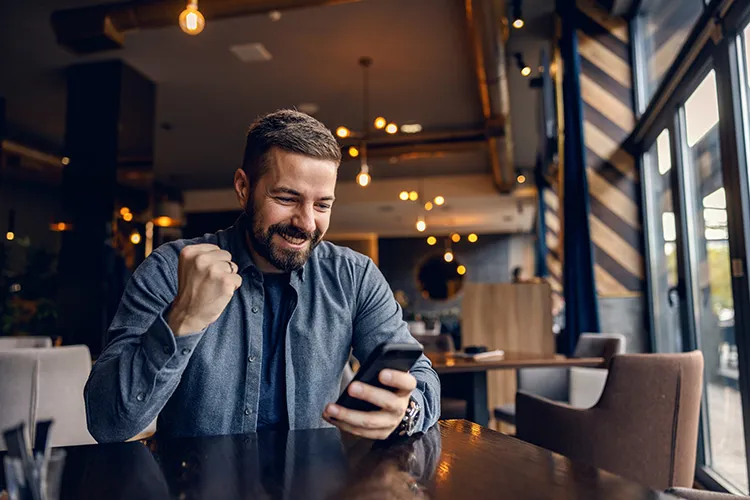 Hombre feliz y mirando el celular