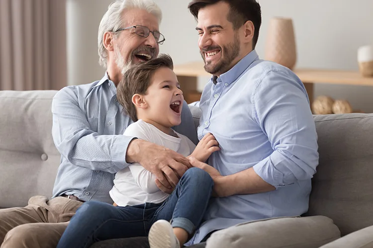 Padre, abuelo y nieto riendo