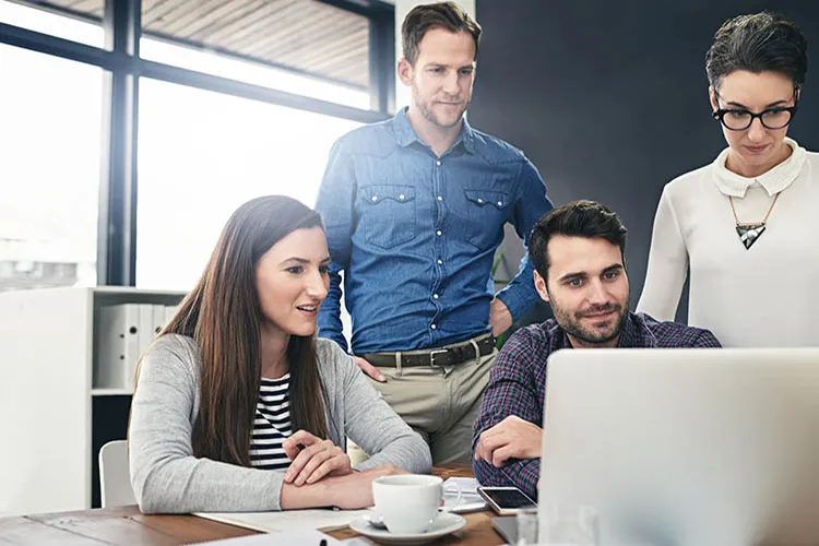 Personas reunidas frente al computador