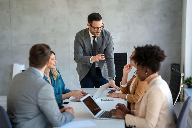 Personas reunidas en sala de reuniones