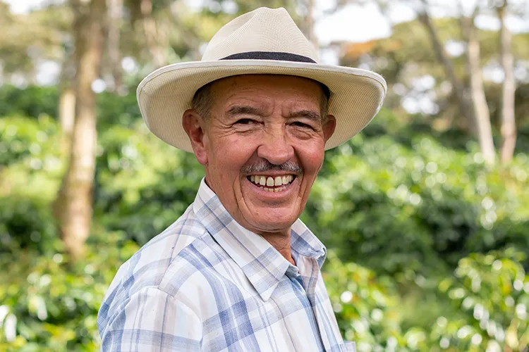 Hombre de la tercera edad sonriendo