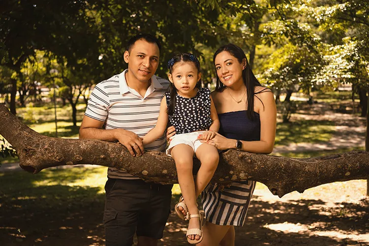 Familia feliz posando para la foto