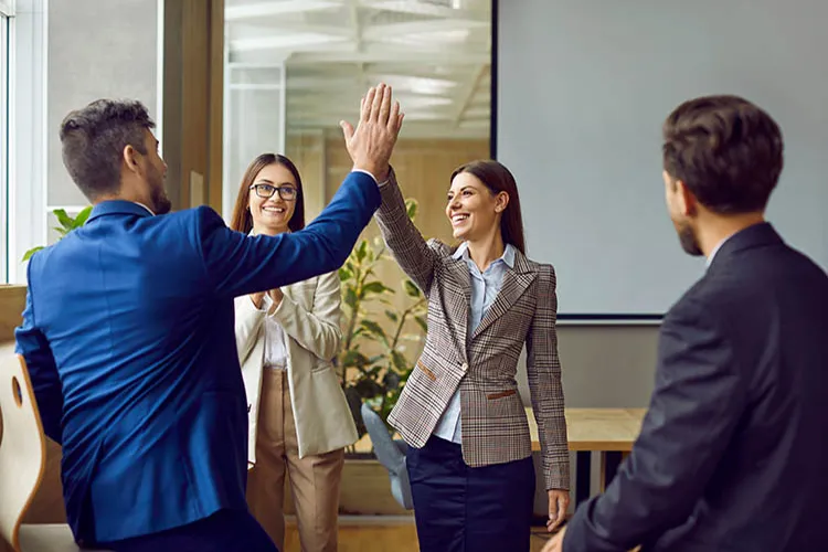 Personas trabajando y celebrando