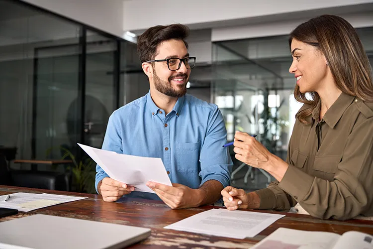 Personas revisando seguros Colsubsidio