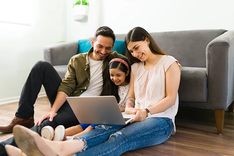 Familia feliz revisando el computador