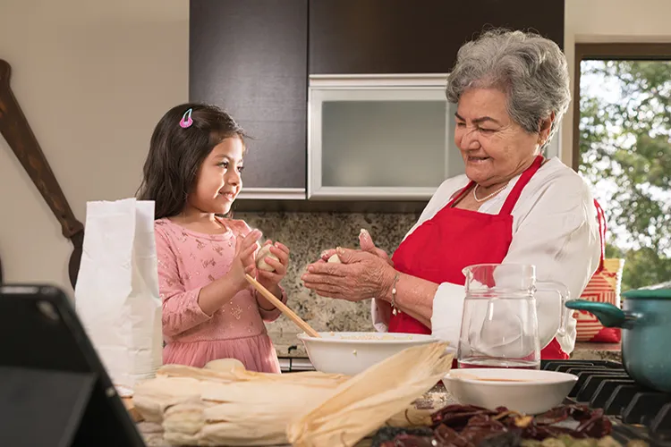 Abuela y nieta cocinando