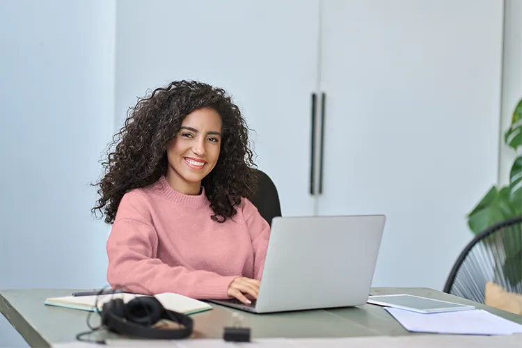 Mujer trabajando sonriente