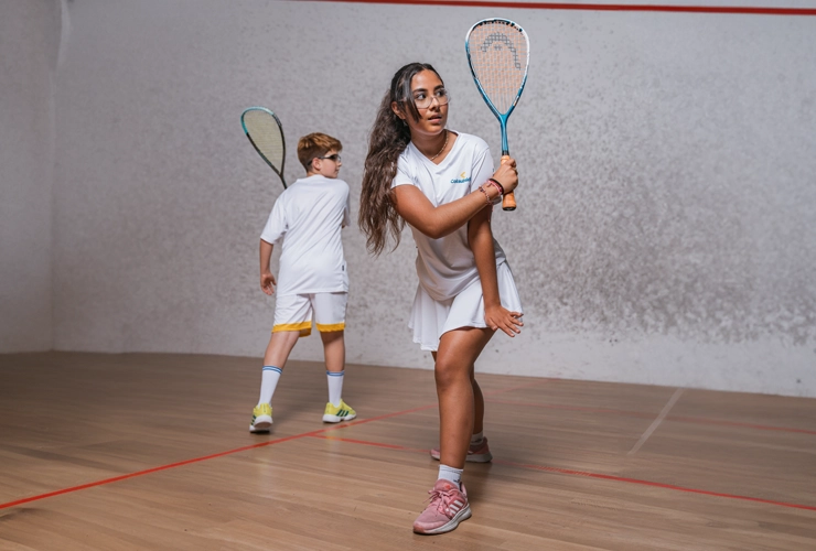 Personas jugando squash - Equipo alto rendimiento