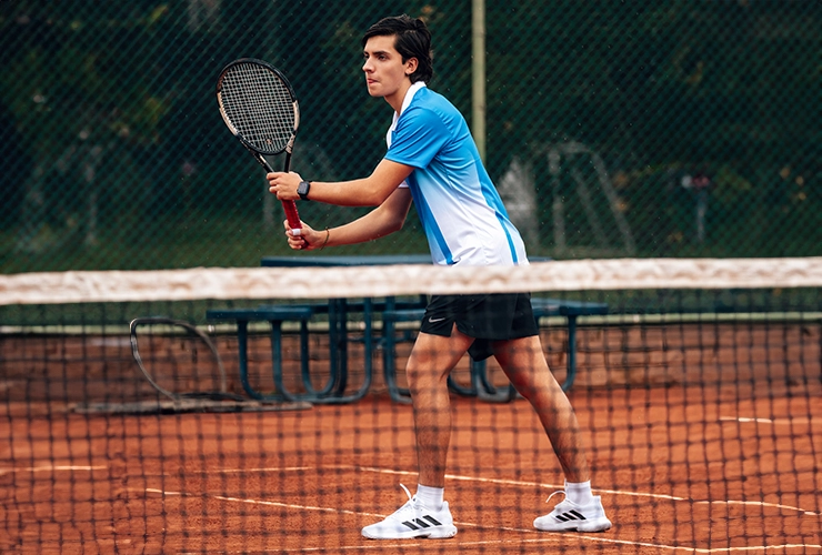 Persona jugando tenis