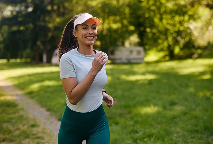 Mujer haciendo ejercicio corriendo