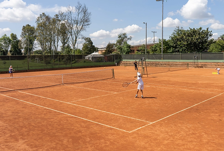 Niño jugando tenis Club Calle 195 Colsubsidio