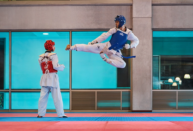 Personas haciendo artes marciales en el Club La Colina Colsubsidio