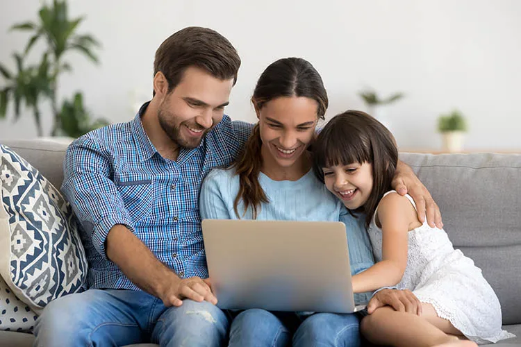 Familia frente a su portátil