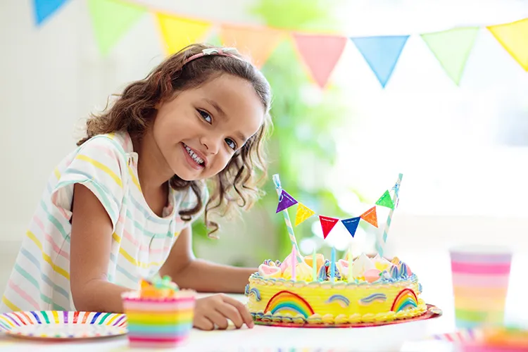 Niña con pastel de cumpleaños