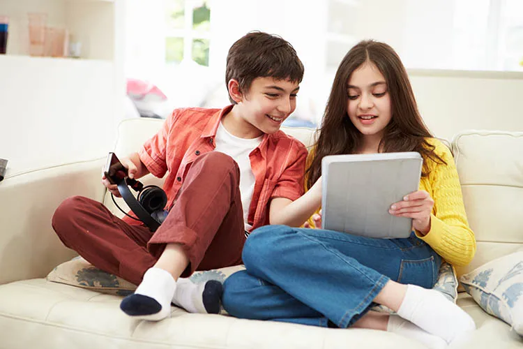 Niños viendo su tablet