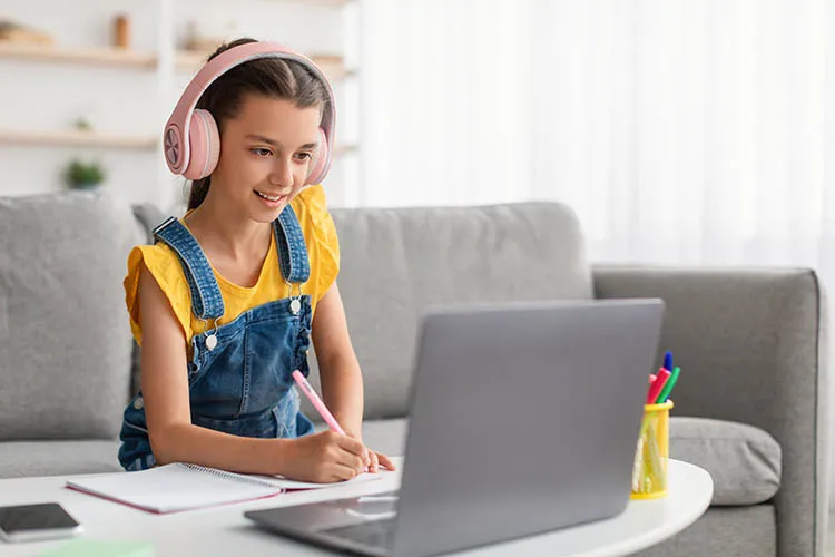 Niña estudiando con su computador